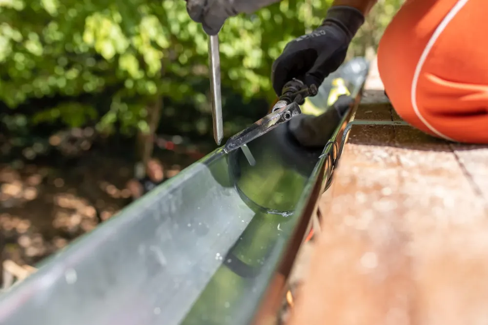 Pose de gouttière à Cerny